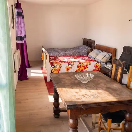 公寓 Confortable A 30 M² Avec Jardin *